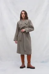 Tapado largo de lana color beige con diseño de espiga, cuello solapa amplio y cinturón de la misma tela. Diseño exclusivo de Don Baez, hecho en Uruguay.