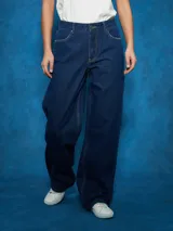 Jean de denim azul oscuro, corte recto y tiro alto.