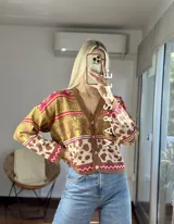 Cárdigan de punto con estampado de cebra y manchas de leopardo en tonos marrón, amarillo y rosa.