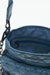 Cartera bandolera azul con diseño matelassé, cadena metálica decorativa y dos correas desmontables. Cuenta con cierre superior y múltiples bolsillos internos.