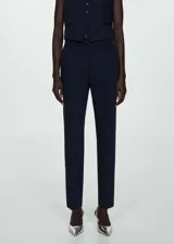 Pantalón de vestir azul marino, de corte recto, con bolsillos laterales y traseros.