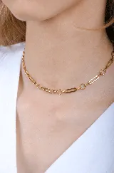 Cadena dorada con eslabones rectangulares y circulares.