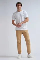 Pantalón cargo jogger color maíz claro, con bolsillos laterales y ajuste con cordón en la cintura.