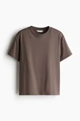 Remera marrón de corte recto en punto suave de algodón con cuello redondo ribeteado y hombros ligeramente caídos.