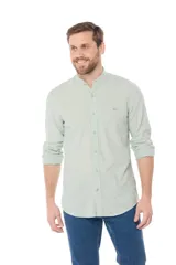 Camisa negra de lino con cuello mao y manga larga.