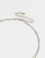 Collar corto dorado de doble cadena con dijes de mariposas.