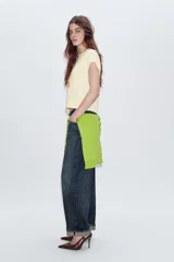 Zapato de tacón alto fino tipo slingback en piel color bordó. Presenta un diseño con acabado en punta, escote redondo y tira ajustable con hebilla metálica en el lateral.