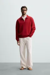 Sudadera color crema de corte recto, con cuello polo y cierre de cremallera metálica.