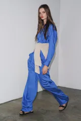 Pantalón de lyocell color azul con rayas verticales, tiro medio, cintura elástica ajustable con cordones y pierna ancha.