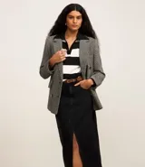 Falda midi de jeans color negro, de corte recto, con bolsillos delanteros y traseros, abertura frontal y cierre con botón y cremallera.