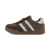 Zapatillas urbanas de cuero negro con tres tiras blancas en el lateral y suela marrón.