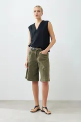 Musculosa negra con escote en V y bordado floral en el frente. Sin mangas y corte recto.