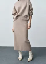 Falda midi color beige de punto acanalado, de corte recto y cintura elástica.
