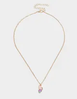Set de dos collares dorados con dije de mariposa de colores pastel y cierre de mosquetón.