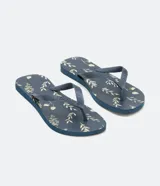 Chinelas de dedo azul marino con estampado de hojas blancas y marrones.
