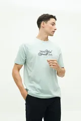 Remera blanca de manga corta con estampado frontal que dice "New York Tennis Club".