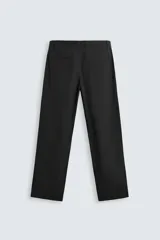 Pantalón negro de corte recto confeccionado en tejido de algodón con elasticidad. Presenta pliegues en la parte delantera, bolsillos laterales y traseros de vivo. Cierre frontal con cremallera y botón.
