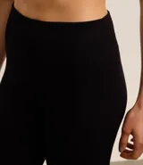 Calzas deportivas negras de poliamida con cintura elástica, textura jacquard y diseño sin costuras.