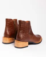 Botas cortas de cuero color marrón, con cierre lateral y taco de madera.