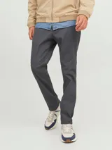 Pantalón chino gris oscuro con cierre de cremallera.