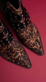 Botas de gamuza con estampado de leopardo, con cierre lateral y tacón bajo.