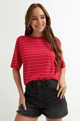 Remera de manga corta, corte holgado, color rojo con finas rayas horizontales blancas.