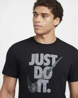 Remera negra de algodón para hombre, con cuello redondo y mangas cortas. Estampado frontal con el logo de Nike y la frase "Just Do It" en gris.