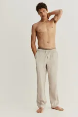 Pantalón color beige de lyocell, corte recto, con cintura elastizada y cordón ajustable.