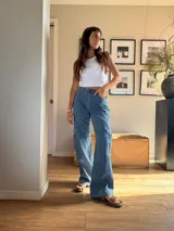 Jeans de pierna ancha en denim, con corte relajado y diseño contemporáneo.