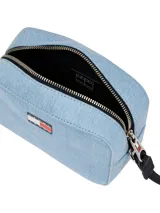 Bandolera Tommy Jeans Essential de tejido denim celeste con logo de la marca en el frente.