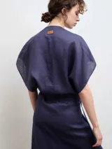Vestido kimono midi azul con escote en V, mangas cortas amplias y lazo en la cintura.