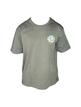 Remera verde oliva de manga corta con cuello redondo y estampado en el pecho de un sol sobre montañas.