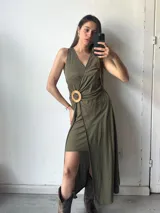 Vestido largo color verde oliva, con escote en V, corte imperio, falda con abertura frontal y detalle de argolla de madera en la cintura.