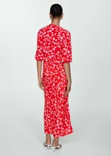 Falda larga roja con estampado floral rosa, de corte recto y cintura elástica.