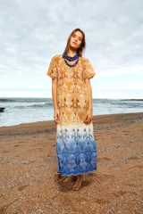 Vestido largo de algodón con estampado de palmeras y diseño degradado en tonos ocre, blanco y azul.