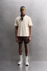 Camiseta relaxed fit color blanco confeccionada en tejido de algodón. Cuello redondo y manga corta. Estampaciones combinadas a contraste en delantero y espalda. Zara Athleticz.