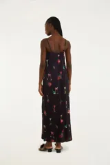 Vestido largo plisado con estampado de copas de cóctel y flores, de corte recto y tirantes finos.