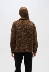 Chaqueta tipo camisa de corte holgado con estampado animal print, cuello camisero, cierre frontal con botones y bolsillos de parche en el pecho.