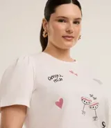 Blusa de algodón blanca con cuello redondo y manga corta abullonada. Estampa con corazones, copas y texto.