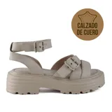 Sandalias de cuero color verde con plataforma y hebillas ajustables.