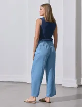Pantalón de lyocell celeste, de corte ancho, con pretina elastizada con lazo de ajuste, bolsillos laterales y bolsillos cargo.