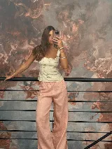 Pantalón ancho de lino color salmón, con cintura elástica y tiro alto.