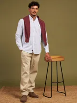 Camisa de vestir a rayas verticales azules y blancas, corte slim fit, con cuello abotonado y logo bordado en el pecho.