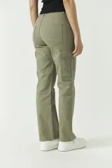 Pantalón cargo color verde militar, de tiro alto, con bolsillos laterales y traseros, y presillas para cinturón. Confeccionado en algodón con elastano.