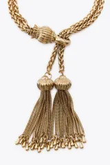 Pulsera dorada de doble cadena de eslabones metálicos ajustables con colgante de charms circulares y flecos.