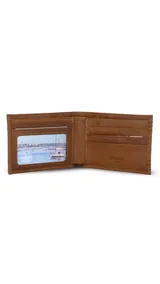 Billetera marrón de cuero con triple pespunte. Interior con doble compartimento para billetes, visor, tarjeteros y bolsillos.