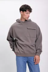 Canguro deportivo gris oscuro con capucha y bolsillo tipo parche con solapa en el pecho.