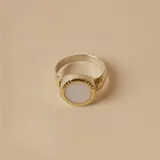 Anillo de plata 925 y oro con dije de nácar.