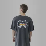 Remera gris oscuro de algodón con estampa en la espalda de una combi amarilla con detalles en blanco y negro, dentro de un óvalo con el texto "Pulau & Co.".