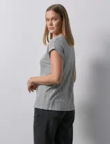 Remera de mangas cortas con cuello en V y estampado a rayas horizontales blancas y negras.